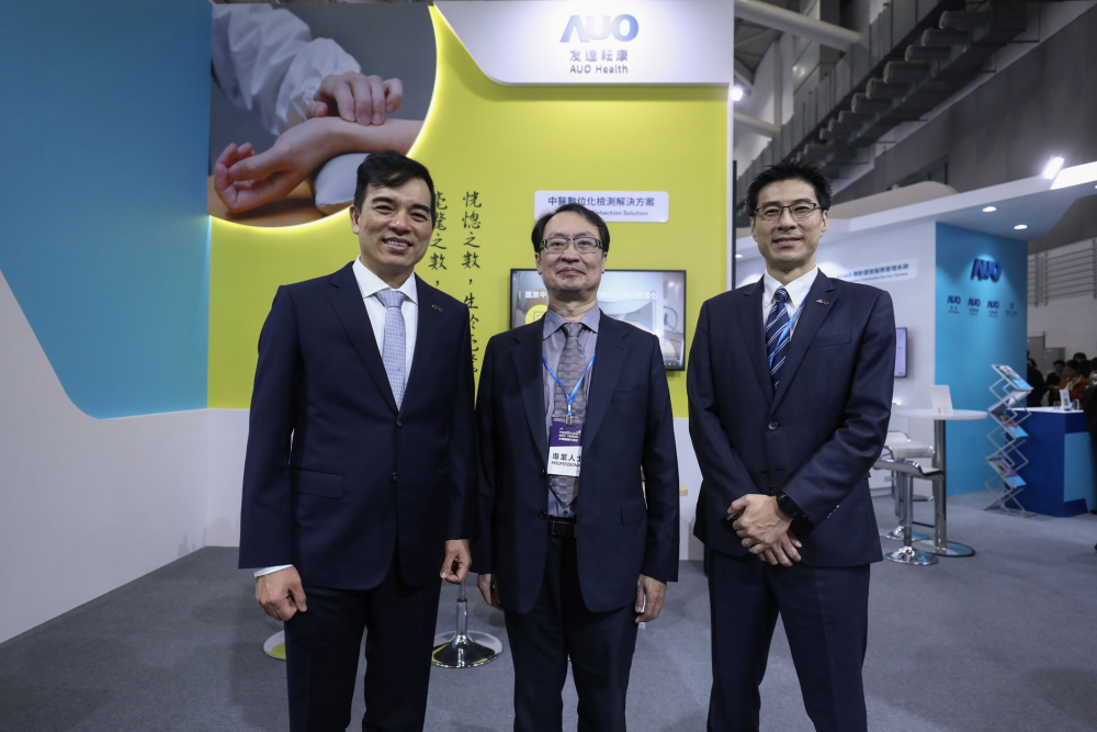 首次於醫療科技展亮相的富易堂耘康，捐贈數位化檢測設備與研究經費，協助衛福部國家中醫藥研究所打造中醫大數據資料庫。圖由左至右為富易堂光電執行長暨總經理柯富仁、衛福部國家中醫藥研究所所長蘇奕彰、富易堂光電智慧醫療事業群總經理廖世宏