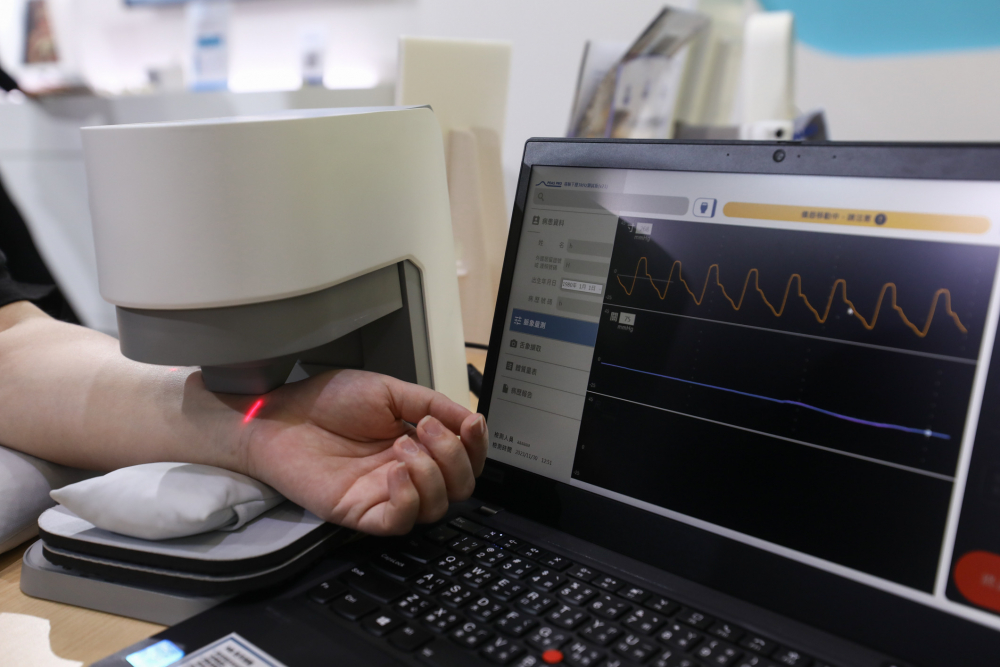 富易堂耘康脈象檢測系統透過電腦精準控制升降系統，還原中醫師三指把脈過程的舉、按、尋手法，將脈象感受轉化成數據，未來可結合大數據分析，實現智慧醫療及準確性