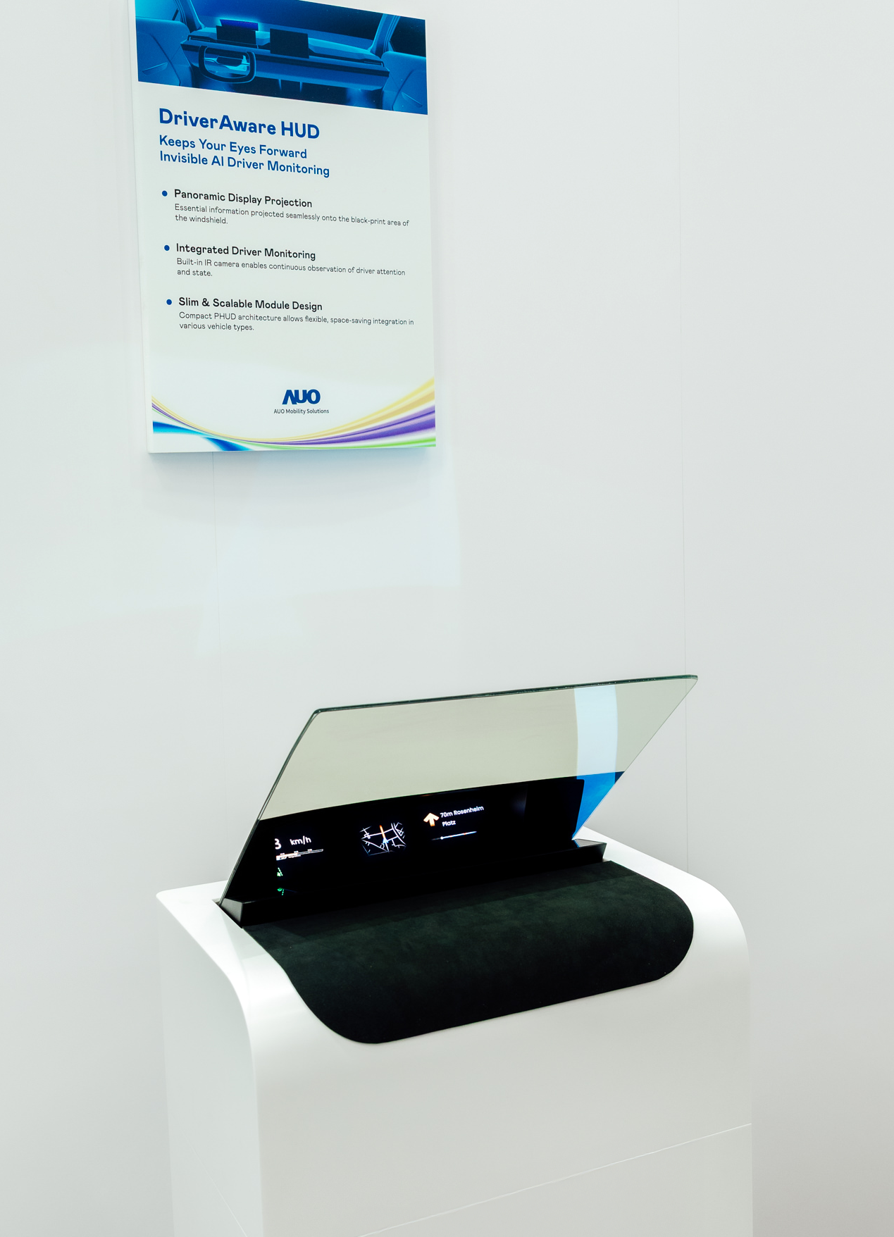 DriverAware HUD结合抬头显示器与隐藏式红外线摄影机，将车速、导航及警示讯息投影于挡风玻璃上，完美对齐驾驶目不离路的视线，同时，透过AI 监控驾驶注意力以提升安全性。